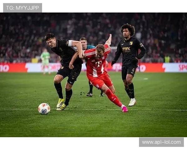 终场哨响，奥格斯堡球员相拥庆祝终结拜仁不败金身