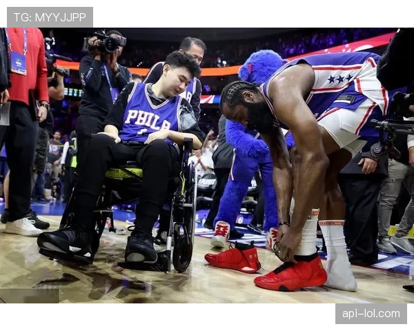 特写：哈登在费城主场最后时刻助攻绝杀，赛后手指队徽致谢球迷